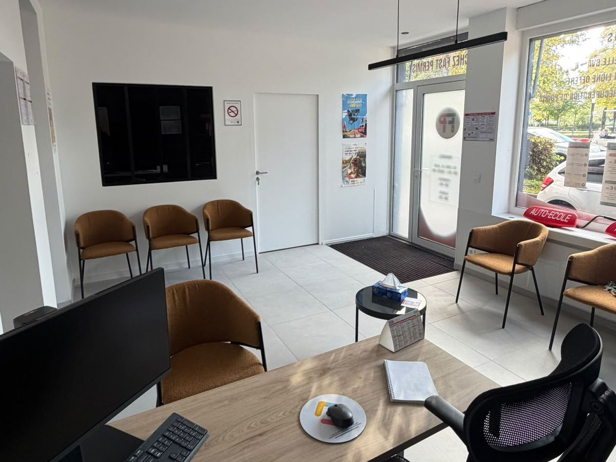 Espace d'accueil et bureau de l'agence Fast Permis Lille
